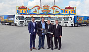 Symbolische Schlüsselübergabe an Circus Krone für sieben neue MAN TGX: (v. l.) Jürgen Messmer, Leiter Marketing und Kommunikation MAN Truck & Bus Deutschland GmbH, Martin Lacey Jr., Circus Krone Löwendompteur, Fred Straßberger, Verkaufsleiter Center München MAN Truck & Bus Deutschland GmbH, Michael Siersch, Verkaufsbeauftragter Center München MAN Truck & Bus Deutschland GmbH